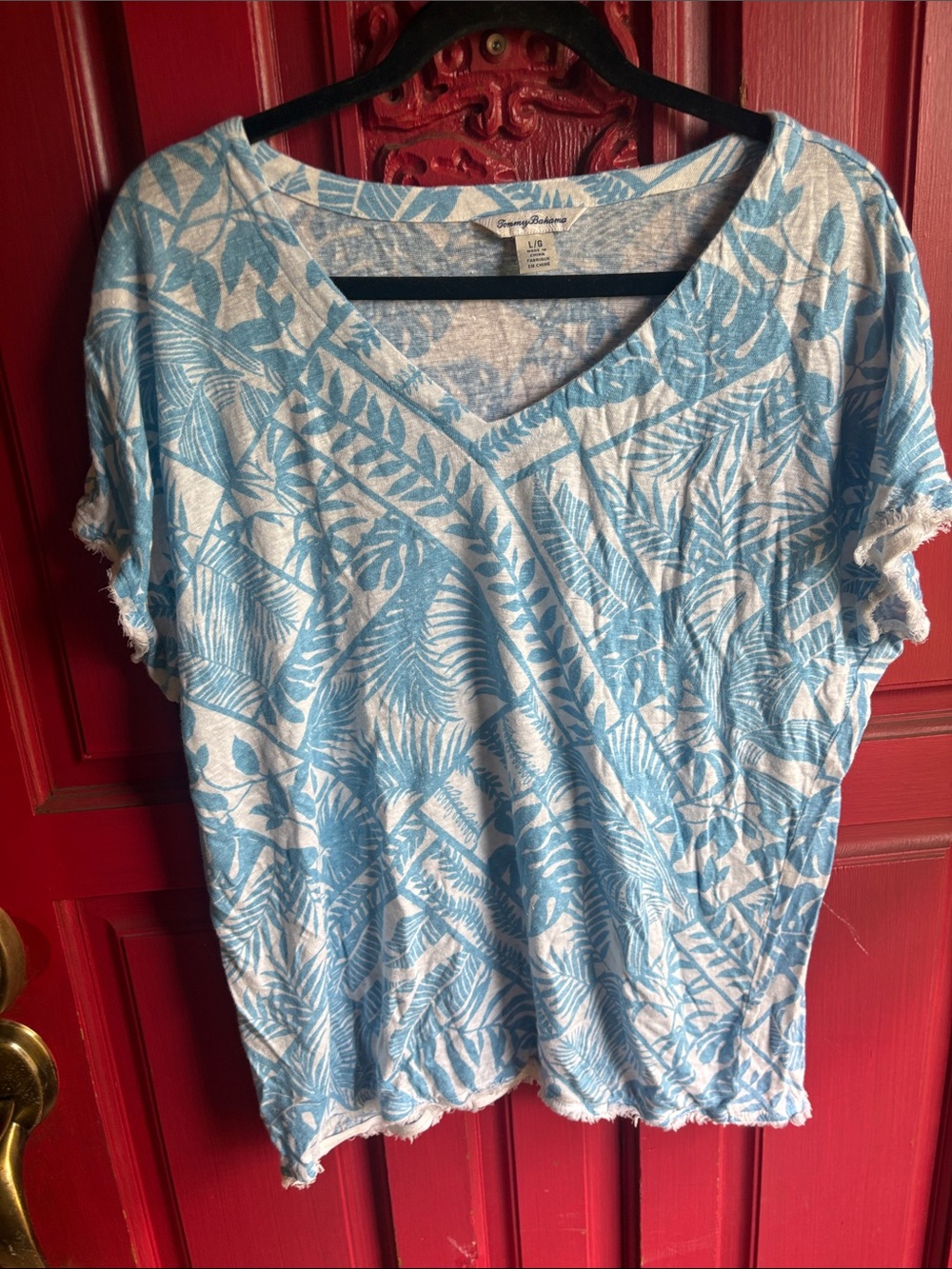 Tommy Bahama Blue and White Tropical V-Neck Tee L